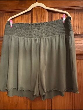 Zenana 3X smocked waist olive green shorts with curvy hem Butter soft pre-owned